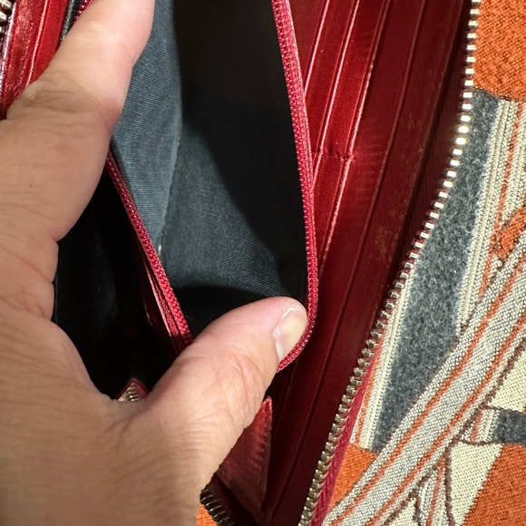 YVES SAINT LAURENT ❤️🌟 PATENT LEATHER RED ZIPPY WALLET ⭐️ - Picture 8 of 8